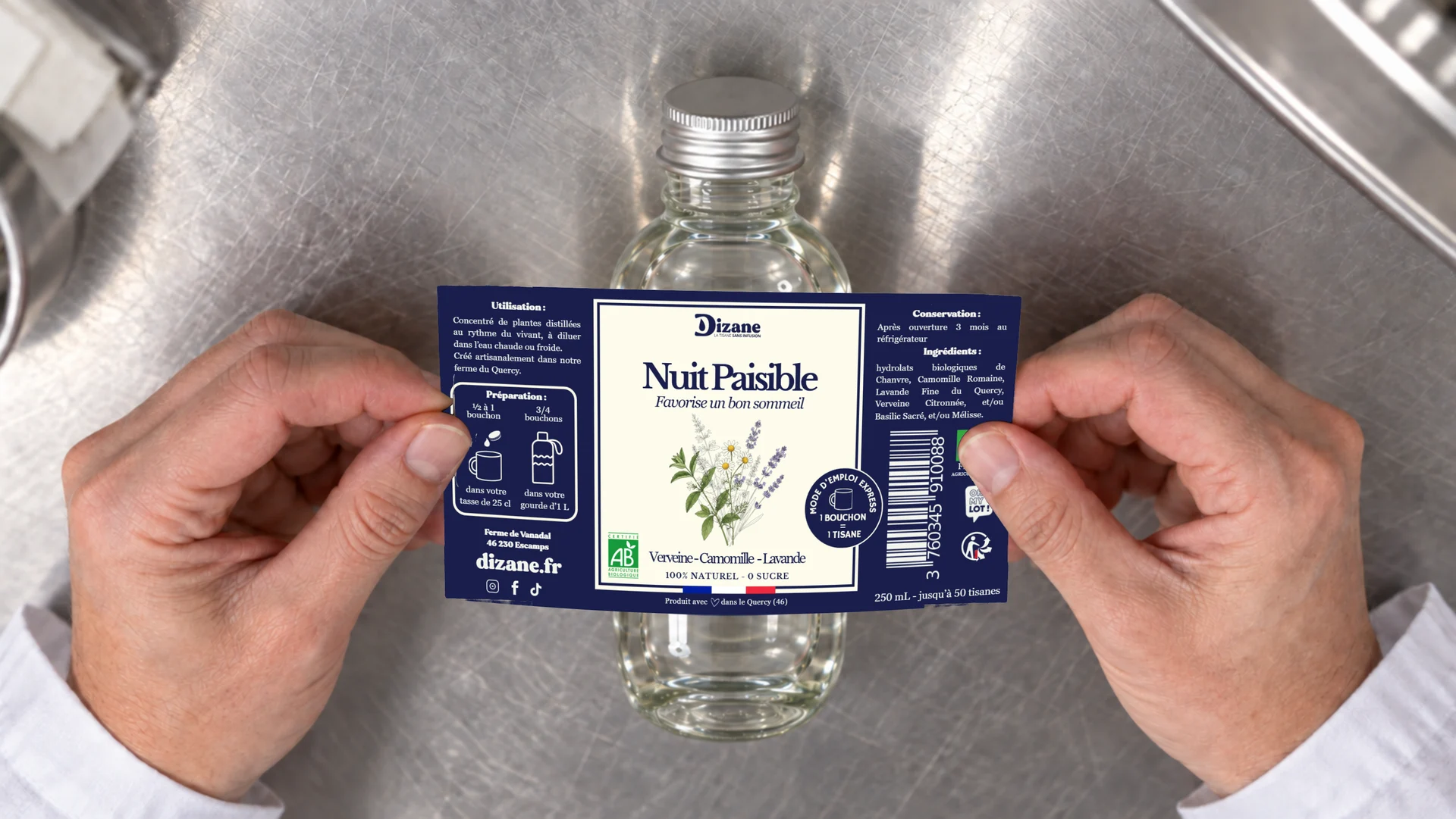 Pose de l’étiquette sur un flacon de Dizane Nuit Paisible