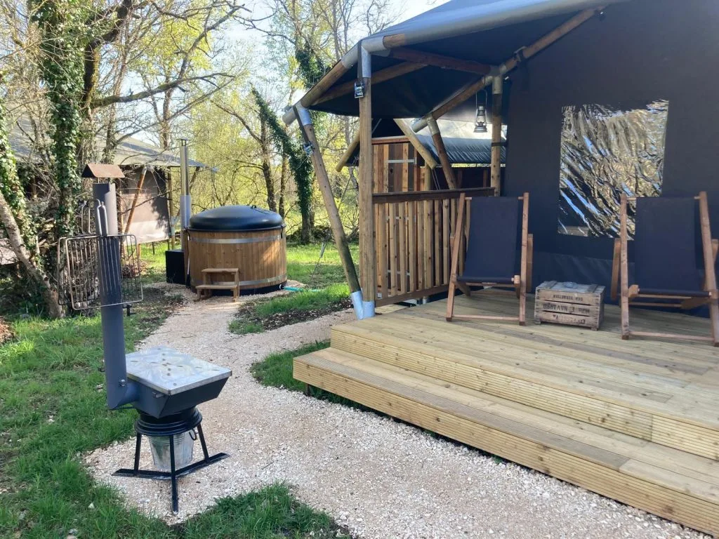 Le bain nordique et les abords du lodge