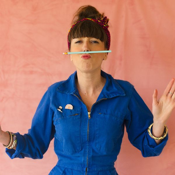 Laura en bleu avec un crayon sous le nez